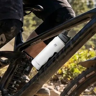 Homme fait vtt gourde isotherme pour vélo fixée cadre