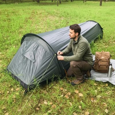 Homme fini installer tentes 1 place