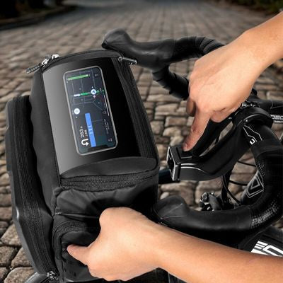 Homme fixe facilement sacoche guidon velo sur support