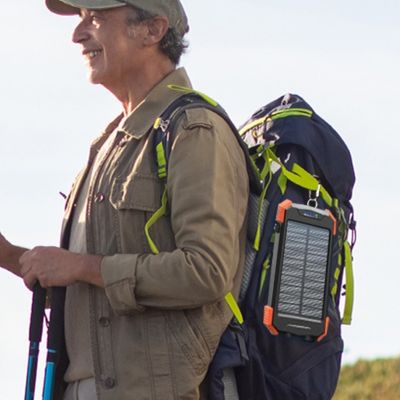 Homme heureux powerbank 20000 accroché sac à dos