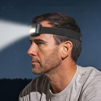 Homme lampe frontale légère à piles concentré course