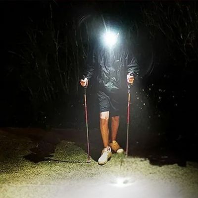 Homme lampe frontale marche nordique nuit