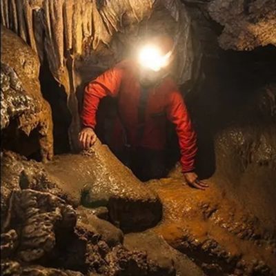 Homme lampe frontale puissante 20000 lumens grotte sous terre