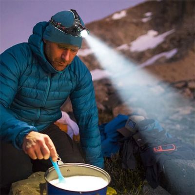 Homme lampe frontale puissante tourne eau riz nuit montagne