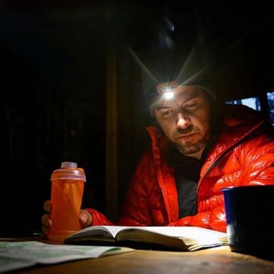 Homme lampe frontale rechargeable lit carte road book
