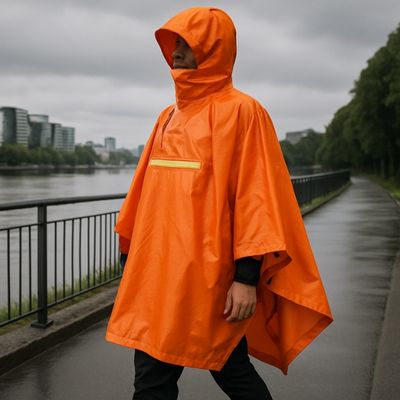 Homme marche avec poncho de pluie long rivière