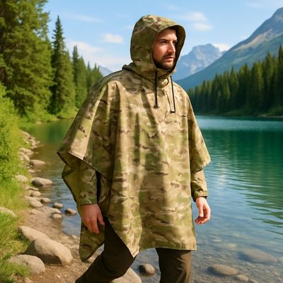 Homme marche avec poncho pluie bord lac