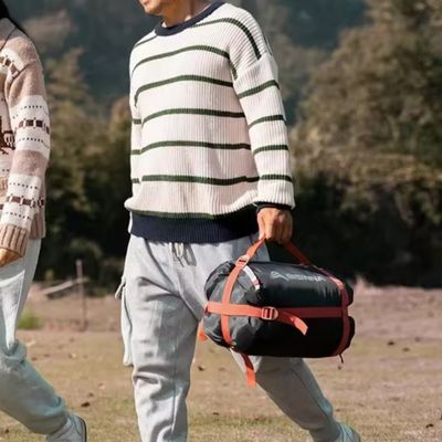 Homme marche avec sac de couchage 0 degré
