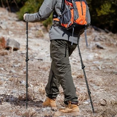 Homme marche garrigue batons de marche téléscopique