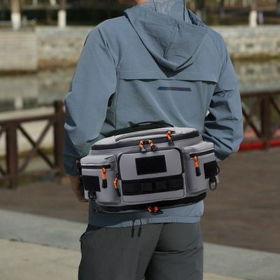 Homme marche long quai avec sa banane sacoche
