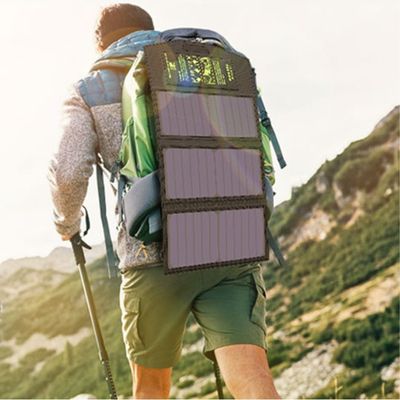 Homme marche montagne panneau solaire portable sur sac