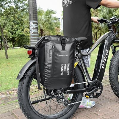 Homme marche parc une des sacoches vélo attachée