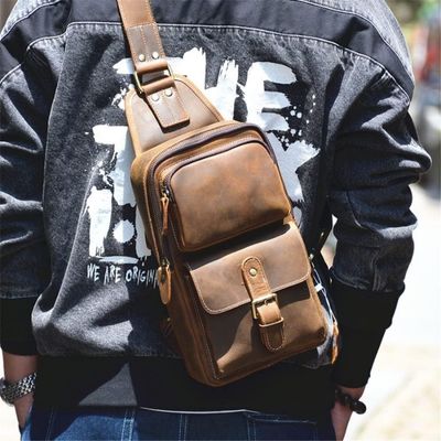 Homme marche rue avec sacoche bandoulière homme dans dos