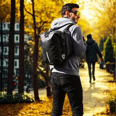 Homme marche sac a dos sacoche velo sur dos