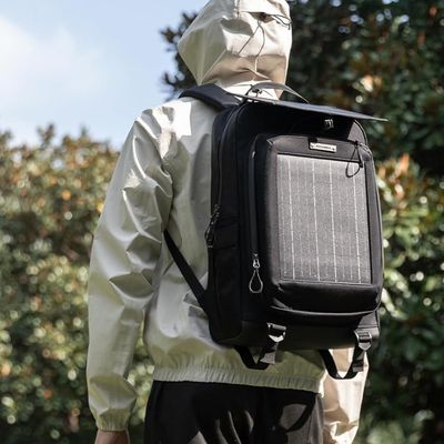 Homme marche sac a dos solaire sur dos