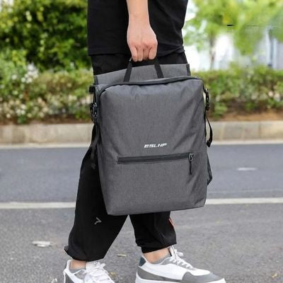 Homme marche sacoche velo double poignée main