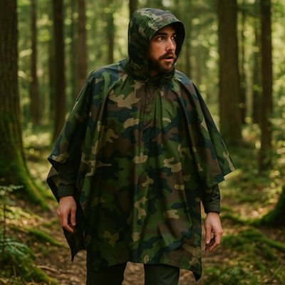 Homme marche sous bois avec poncho pluie