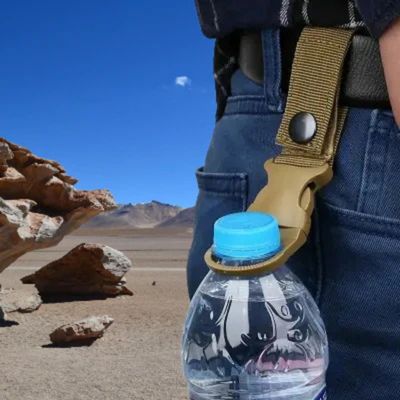 Homme mousqueton support bouteille attaché ceinturon