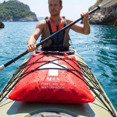Homme navigue entre îles avec sacoche premier secours étanche