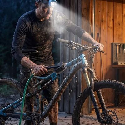 Homme nettoie vélo avec lampe frontale rechargeable usb