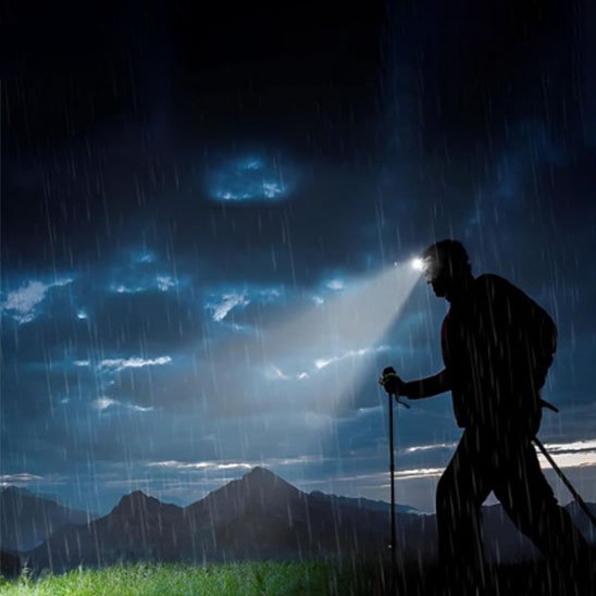 Homme nuit pluvieuse avec meilleurs lampe frontale trail