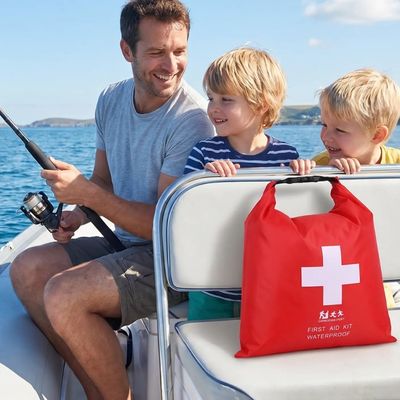 Homme pêche bateau avec fils sacoche secours étanche posée banquette