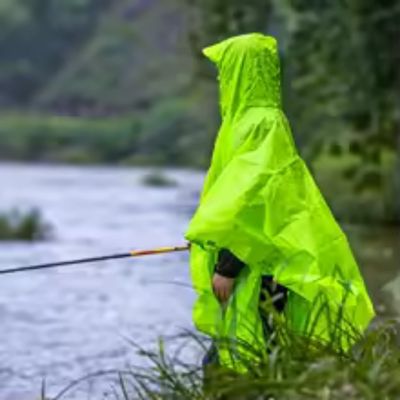 Homme pêche sereinement poncho pluie léger sur dos