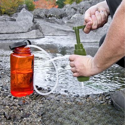 Homme pompe filtre à eau portable mare