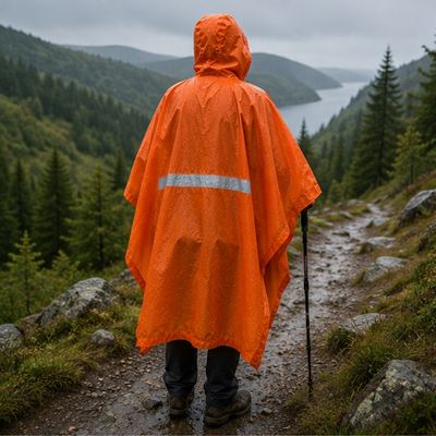 Homme poncho de pluie randonne sentier montagne