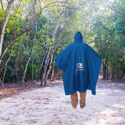 Homme poncho pluie léger marche matin forêt claire