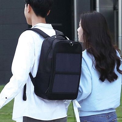 Homme porte sac a dos solaire accompagné amie