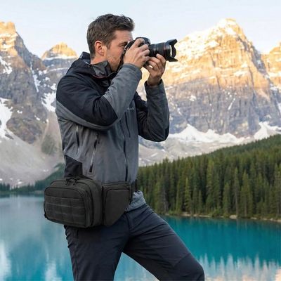 Homme porte sacoche ventrale homme côté prend photos montagne