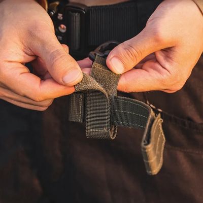 Homme présente mousqueton pratique