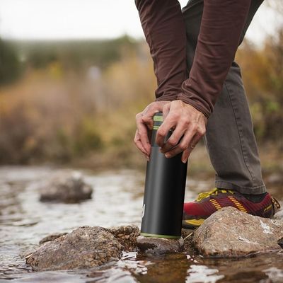 Homme presse gourde filtre eau écologique
