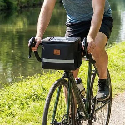 Homme rando vélo sacoche guidon vélo bord canal