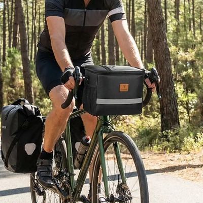 Homme rando vélo sacoche guidon vélo installée