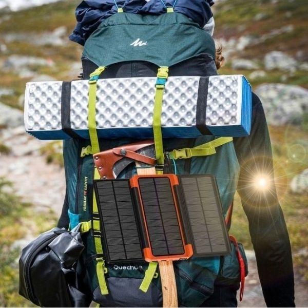 Homme randonne avec batterie externe 20000mah accrochée sac pour recharge