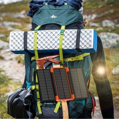 Homme randonne avec batterie externe 20000mah accrochée sac pour recharge