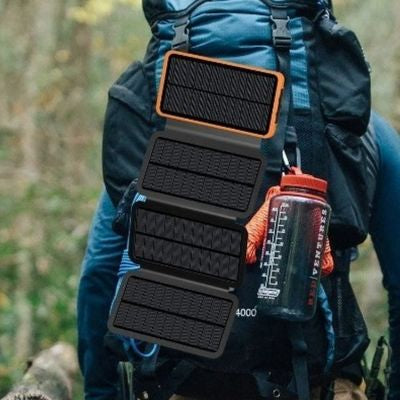 Homme randonne avec batterie externe 50000mah attachée dos