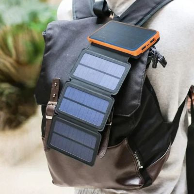 Homme randonne avec batterie externe 50000mah fixée sac