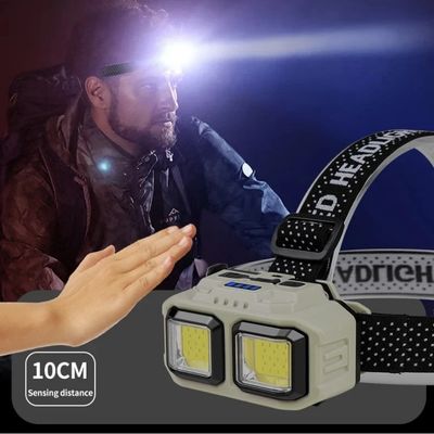 Homme randonne avec meilleur lampe frontale pour travailler