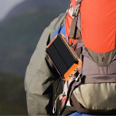 Homme randonne batterie externe 20000mah fixée sac