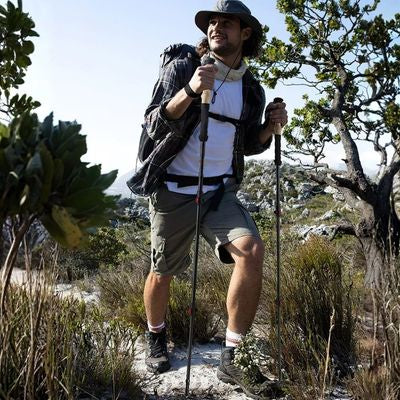 Homme randonne chemin côtier batons de marche téléscopique
