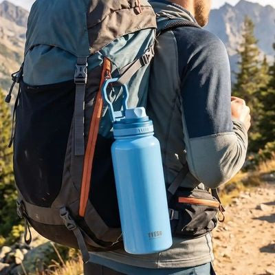 Homme randonne gourde isotherme sport fixée sac à dos