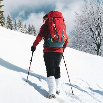 Homme randonne neige baton pour le trail