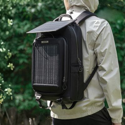Homme randonne sac a dos solaire batterie toujours chargée