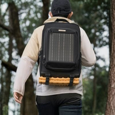 Homme randonne sac a dos solaire ergonomique porté facilement