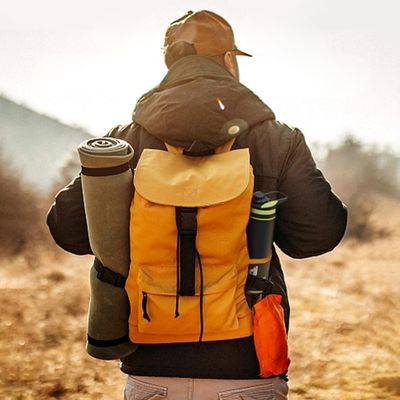 Homme randonne gourde filtre eau fixée sac