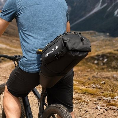 Homme randonnée montagnes sacoche selle velo bien arrimée