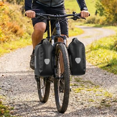 Homme randonnée sacoche fourche velo fixée fourche vtt